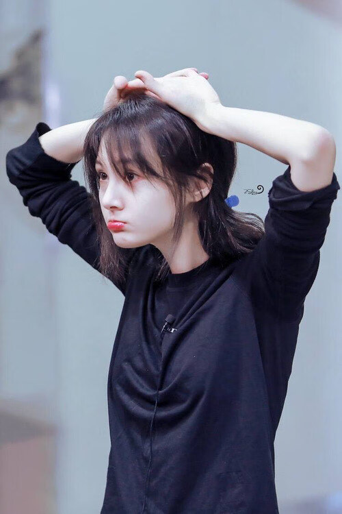 爱游戏平台-瑞士男足在巴黎奥运会上展现出强大的进攻火力，瑞士男足门将