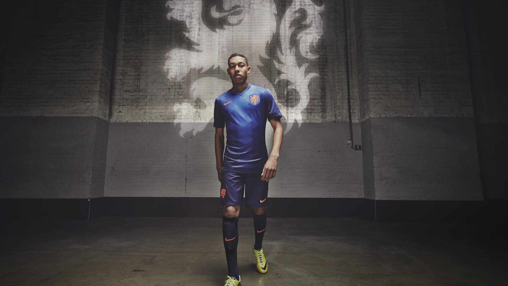 爱游戏app-朗斯高位逼抢打乱对方节奏，朗斯球队实力怎么样